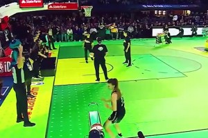 完美射手对决！库里最强投射表演 决战女库里约内斯库