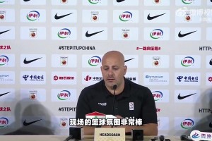韩国女网红再晒与霍华德互动视频~直呼魔兽鞋子也太大了