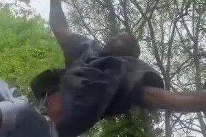 经典裆部镜头！网友恶搞：奥尼尔当年的球风！